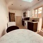 Spacious 1 Bed Flat Near Heathrow