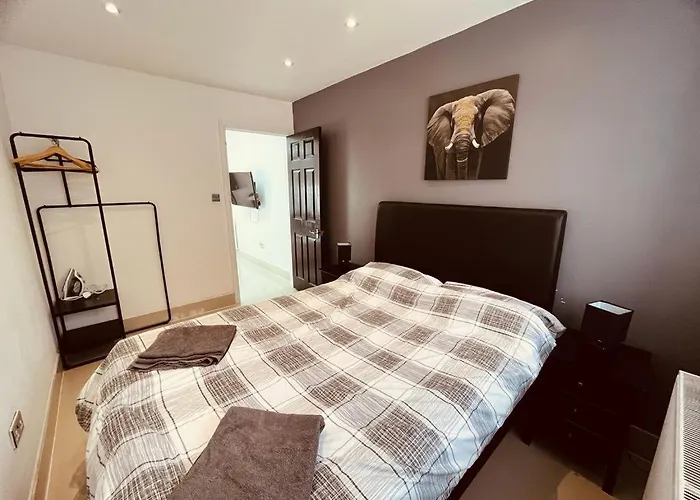 Spacious 1 Bed Flat Near Heathrow
