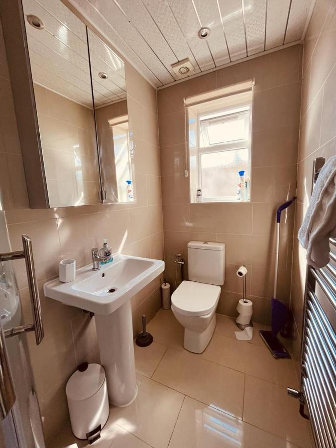 Spacious 1 Bed Flat Near Heathrow
