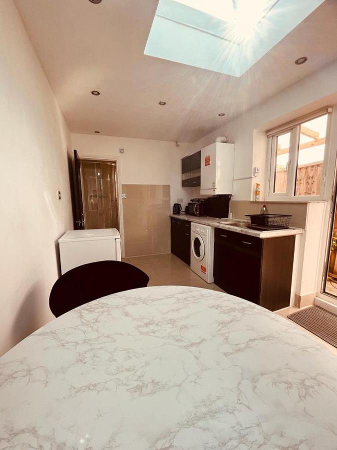 Spacious 1 Bed Flat Near Heathrow Apartment *
