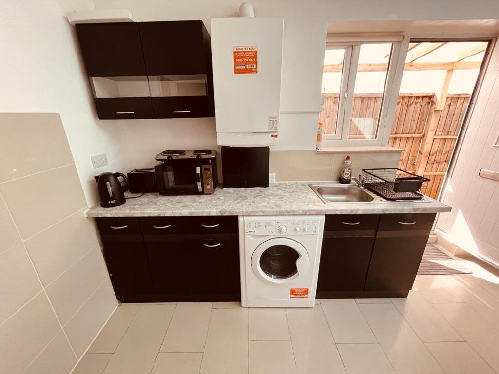 Spacious 1 Bed Flat Near Heathrow * Hillingdon