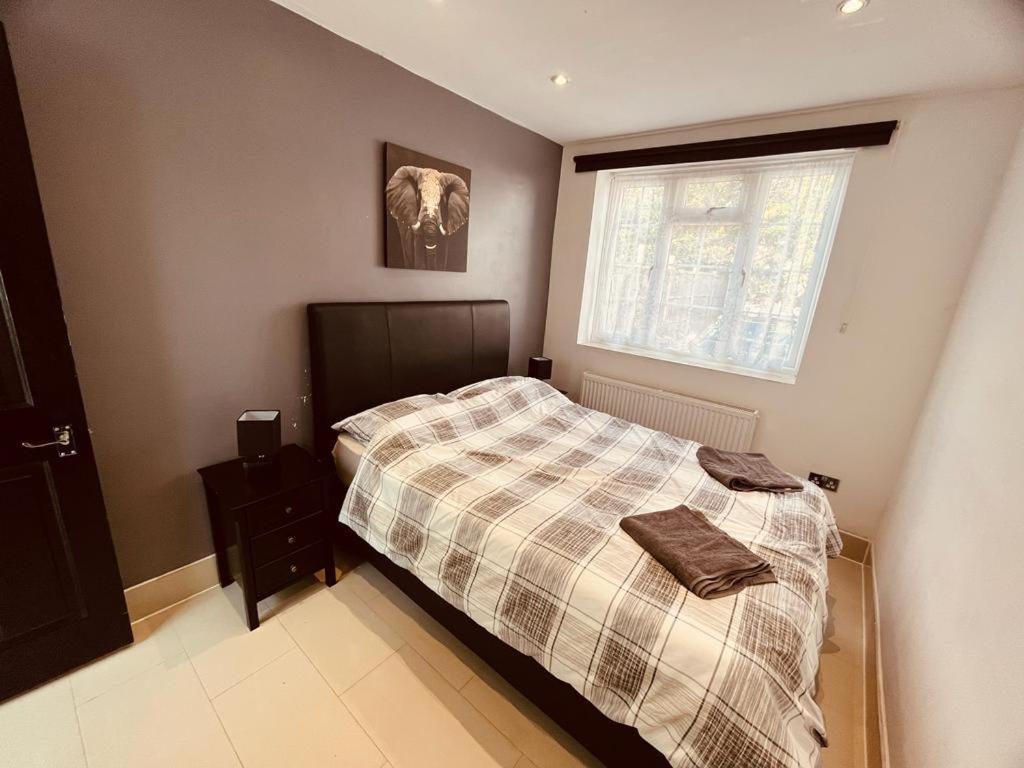 Spacious 1 Bed Flat Near Heathrow Apartment *